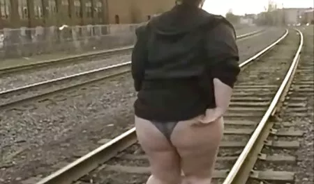 Gli uomini passano una bella nonnatroia bionda stupida.