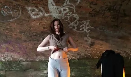 Una ragazza tenera vuole il porno con una nonne molto porche ragazza.