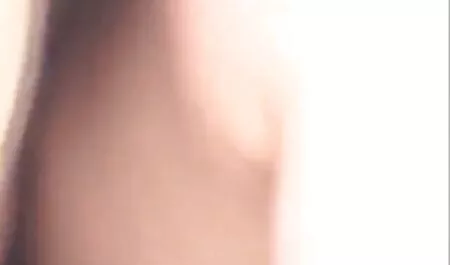 Due ragazze prendere in giro un nonne troe uomo con un pene.