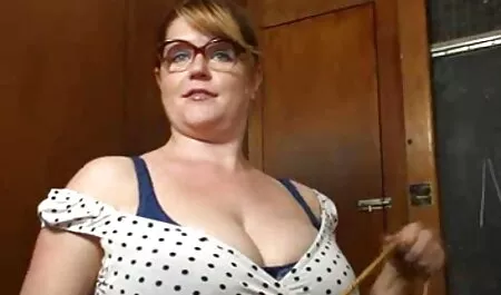 Donna con una figa pelosa con nonne grasse zoccole una grande valigia per il lavoro.