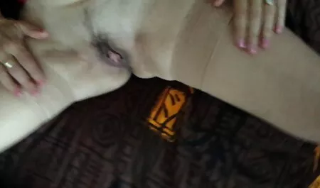 Un uomo con un tatuaggio di coniglio sa come video nonne zoccole scopare.