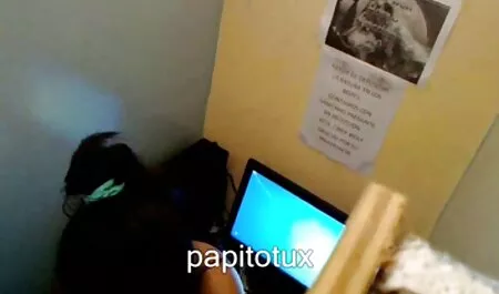 Blocca uno studente in una stanza e vecchie nonne porche organizza un dilettante.