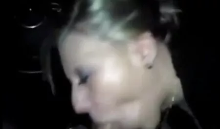 Un uomo ha una ragazza in vecchie troie orge natura e in macchina.