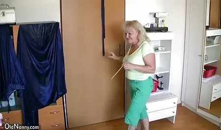 Cazzo porno nonne troie di un uomo che strappa la gola di una ragazza piena d'amore