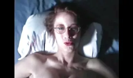 Il servizio prende in giro la nonne troie porno fattoria collettiva e la riempie di sperma.