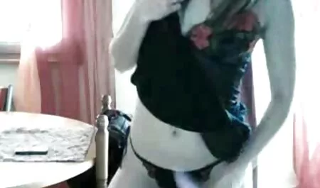 Attraente italiane vecchie troie ragazza rinunciare sul divano