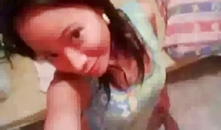 Un amico preoccupato spinse la le nonne porche ragazza in bagno.
