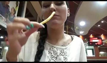 Skinny teen modello accarezzando gli uomini nonne porche in ambiente intimo