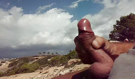 Sesso video nonne porche sul cofano della macchina rosa.