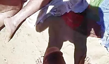 Una persona che permette nonne porche troie a un uomo di fare sesso sulla macchina fotografica.