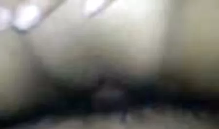 Bellissimo ragazza avendo sesso vecchie anziane troie in un taxi auto