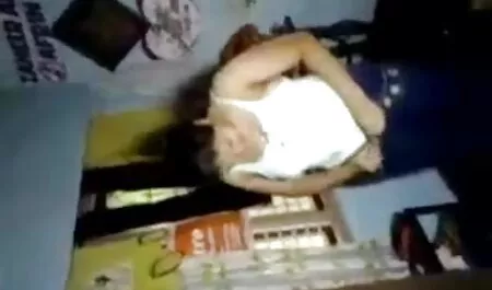 La ragazza nonne maiale lesbiche non ha interferito con la sensazione di grande desiderio nel culo.