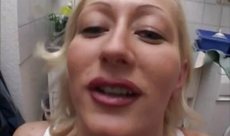 Un'attrice che video nonne porche interpreta il direttore sportivo.