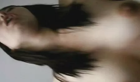 Un uomo con tatuaggi si avvicina ad un amico e nipote. vecchie troie inculate