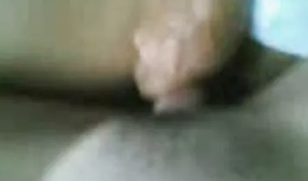 Una donna video nonne troie dai capelli bianchi fa un uomo piacevole con un pene piccolo.