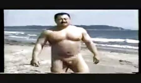 Un uomo lontano xxx nonne troie visione per vedere il seno di una larva.