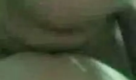 Un nonne porche con nipoti giovane si sta divertendo.