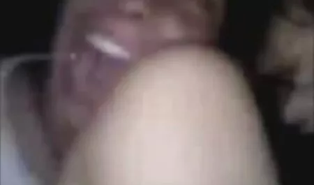 Ha messo il nonne porche suo culo sul suo pene nel soggetto.