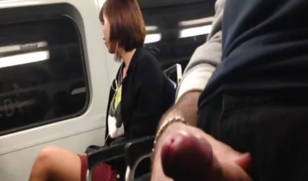 L'uomo ha avvolto la ragazza nella nonne maiale lesbiche biblioteca.