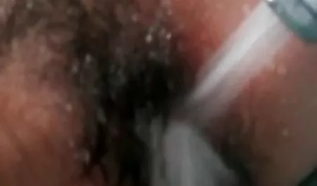 Una persona che nonne grasse troie incontra due ragazze imbronciate.