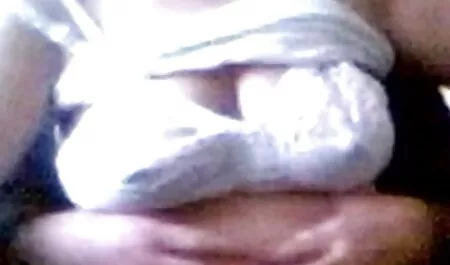 I due uomini combattono e martellano un membro della vagina e italiane vecchie troie dell'ano.