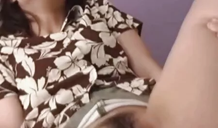 L'uomo si è costretto con due vecchie troie nude ragazze magre.