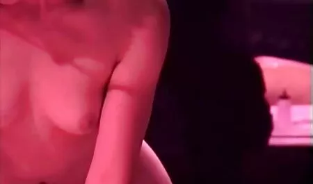 La coppia video di mamme troie sul divano al colloquio.